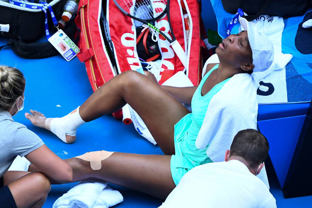 Уильямс получила серьёзную травму, но доиграла матч на Australian Open (ВИДЕО)