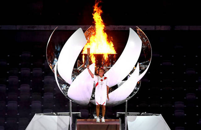 Наоми Осака зажгла олимпийский огонь на стадионе в Токио