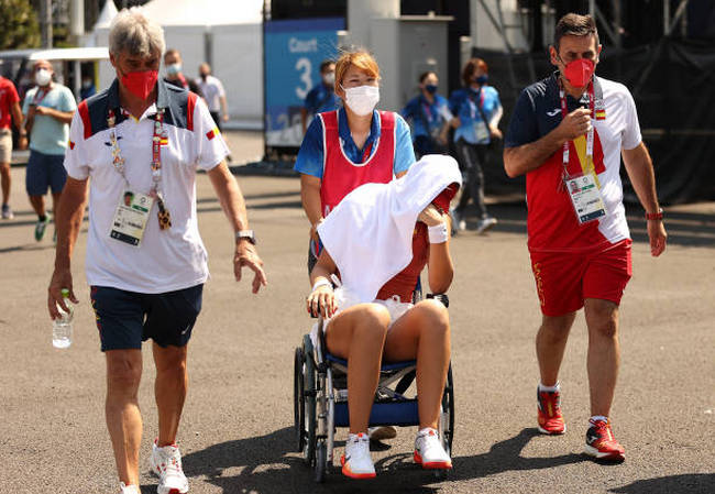 Бадоса покинула корт на коляске после отказа в четвертьфинале Олимпиады
