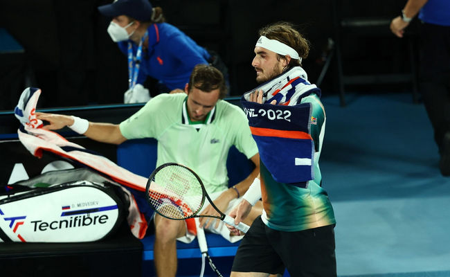 Медведев и Циципас оштрафованы за поведение в полуфинале Australian Open