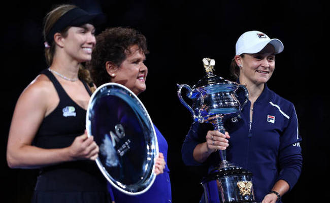 Слёзы Коллинс и сдержанная радость Барти. Церемония награждения на Australian Open (ВИДЕО)