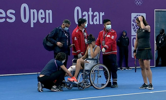 Теннисистка получила травму во время матча в Дохе и покинула корт на коляске (ВИДЕО)