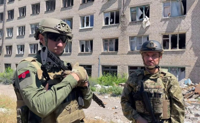 Долгополов и Стаховский побывали на передовой и передали помощь украинским военным