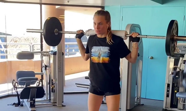 Даяна Ястремская тренируется в Аделаиде в футболке с принтом о русском военном корабле (ВИДЕО)