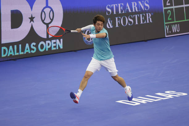 Даллас. Теннисист из Китая впервые будет бороться за титул ATP, Иснер стал самым возрастным американцем в финале с 1972 года