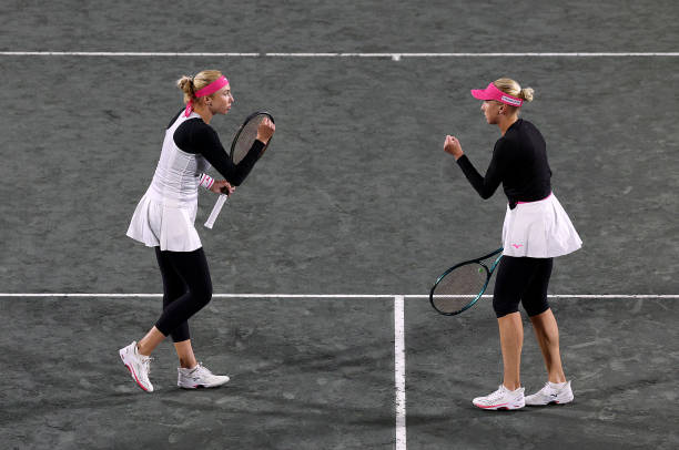 Чарльстон. Сестри Кіченок у матчі з трьох тай-брейків обіграли першу сіяну пару і вперше зіграють разом у фіналі турніру WTA на ґрунті
