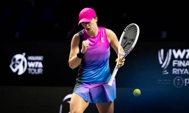 WTA Finals. Швёнтек начала защиту титула, обыграв Крейчикову в первом групповом матче