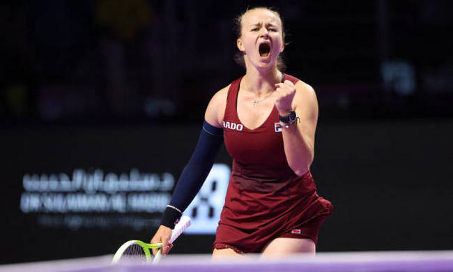 WTA Finals. Крейчикова обыграла шестую ракетку мира и одержала первую победу в группе