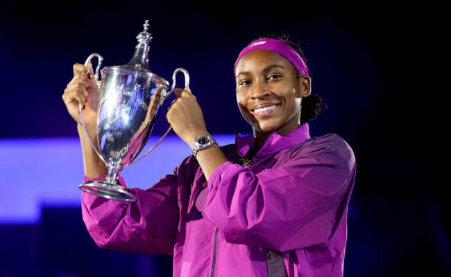 WTA Finals. Гауфф одолела Чжэн Циньвэнь и стала первой американкой за последние 10 лет, которая победила на турнире