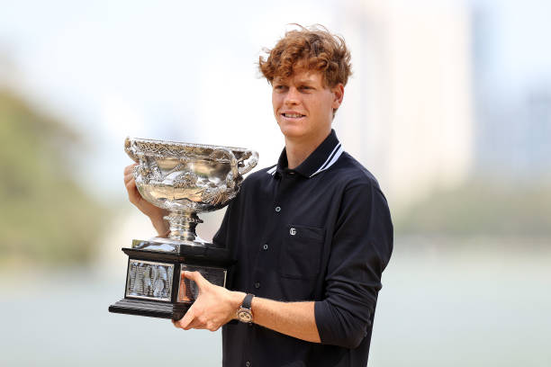 Первая ракетка мира Янник Синнер провел фотосессию с трофеем Australian Open