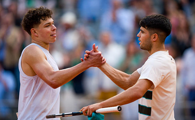 Ролан Гаррос. Алькарас в четырех сетах победил Шелтона, Пол и Тиафо впервые прошли в четвертьфинал грунтового "мэйджора"