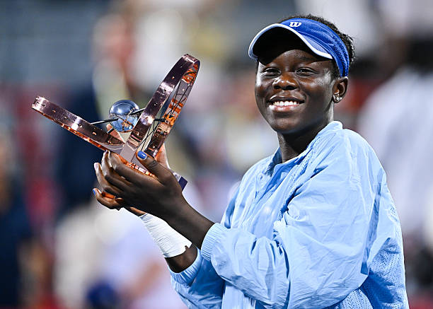 Монреаль. 18-летняя Мбоко одержала волевую победу в финале против Осаки и завоевала свой первый титул WTA