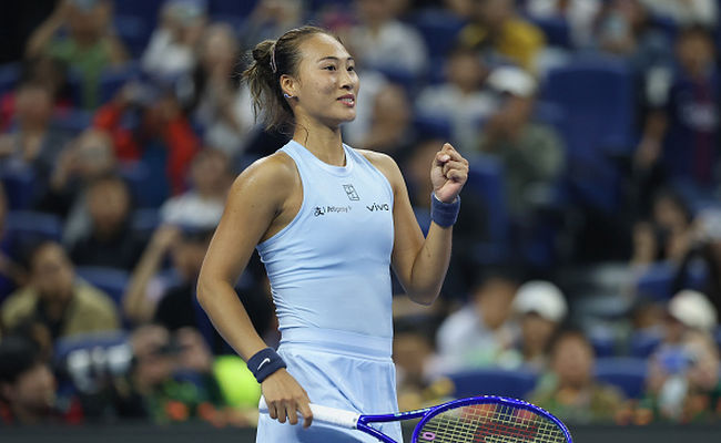 Пекин. Швёнтек продлила победную серию, Чжэн Циньвэнь вернулась в Тур, семь сеяных теннисисток проиграли на старте