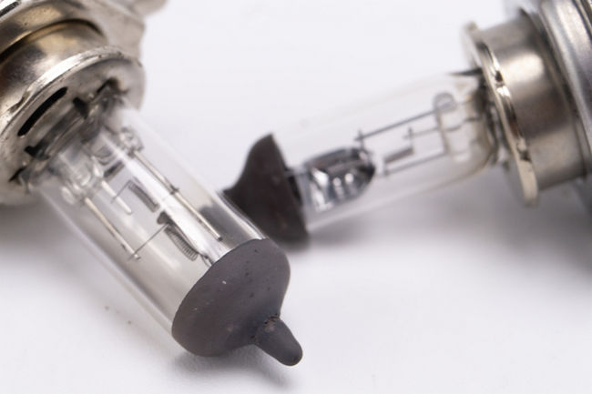 Світло на дорозі: які лампочки найкращі для вашого авто?