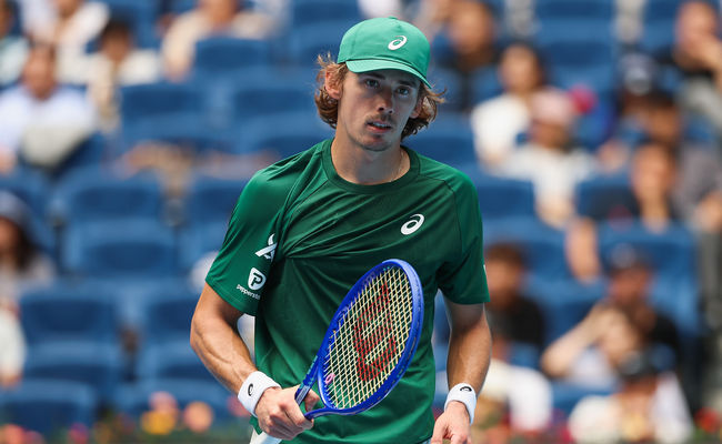 Алекс де Минор - об условиях в Шанхае: "Мячи становятся тяжелыми уже после нескольких геймов, а скорость корта очень низкая"