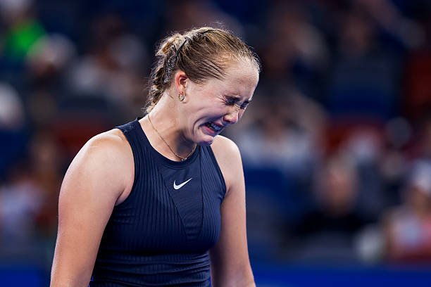 Град слез и отборный мат: пятая ракетка мира Андреева устроила истерику на корте и сенсационно проиграла в Ухане