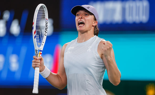 Ухань. Зигемунд впервые вышла в четвертьфинал WTA 1000, Швёнтек третий раз в сезоне победила Бенчич