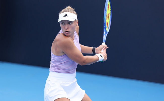 Нинбо. Стародубцева в тяжелой борьбе уступила Бенчич в матче второго круга