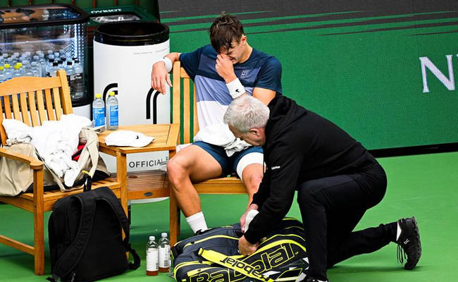 Ужасная сцена: Хольгер Руне получил травму и не смог доиграть полуфинал в Стокгольме, в котором выиграл первый сет (ВИДЕО)