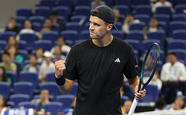 Базель. Меншик одержал непростую победу в первом круге, Бруксби и Давидович Фокина поспорят за место в 1/4 финала