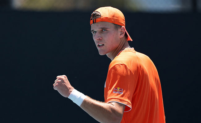 Australian Open. Меншик у п'яти сетах здолав Карреньйо Бусту, Музетті й Сонего зустрінуться у другому колі