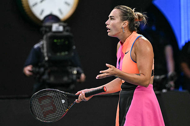 "Вы издаете ненормальные звуки". Соболенко оштрафовали на очко за крик во время полуфинала Australian Open против Свитолиной (ВИДЕО)