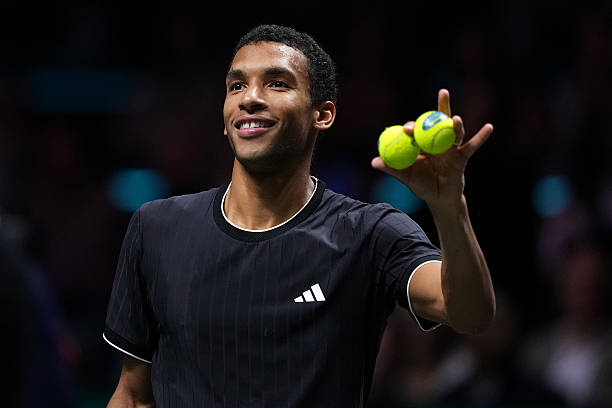 Роттердам. Оже-Альяссим за 54 минуты обыграл Бублика и в третий раз вышел в финал