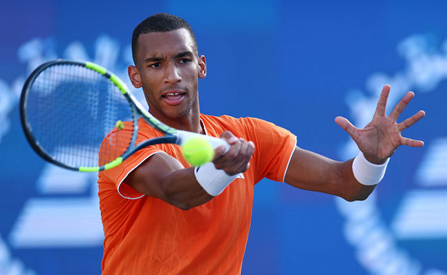 Дубай. Оже-Альяссим во второй раз подряд сыграет в полуфинале, Меншик выбыл из борьбы