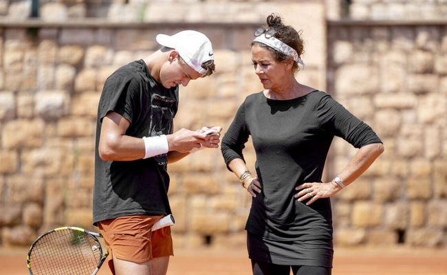 Мама Хольгера Руне: "Мы хотим уехать из Дохи, но до сих пор ничего не слышали от властей Дании - похоже, им просто плевать на своих граждан"