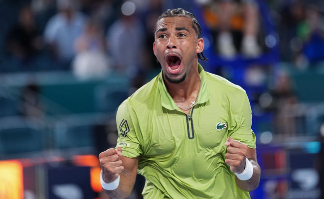 Маямі. Фіс виграв тригодинний чвертьфінал, відігравши чотири поспіль матчболи на тай-брейку вирішального сету