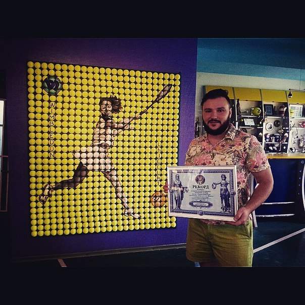 Харьковчанин создал первую в Украине картину из теннисных мячей