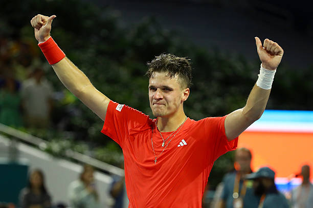 "Menimal" с характером: как Якуб Меншик прошёл путь от юниорской драмы до победы над Джоковичем в финале "Мастерса"