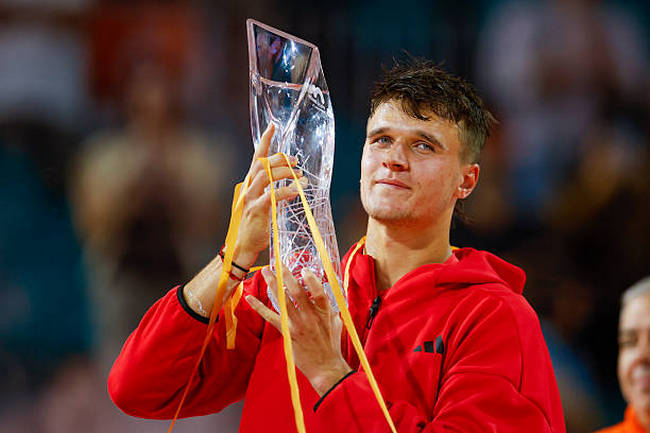 Рейтинг ATP. Меншик дебютировал в топ-30 рейтинга, Циципас укрепился в первой десятке