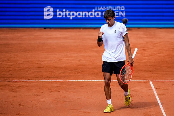 Гамбург. Монфис в двух сетах проиграл свой стартовый поединок, Коболли одержал волевую победу в матче с "лаки лузером" Сачко