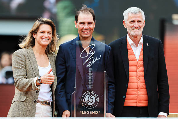 Море слез, оваций и звездных гостей: на Ролан Гаррос провели эмоциональную церемонию в честь Рафаэля Надаля