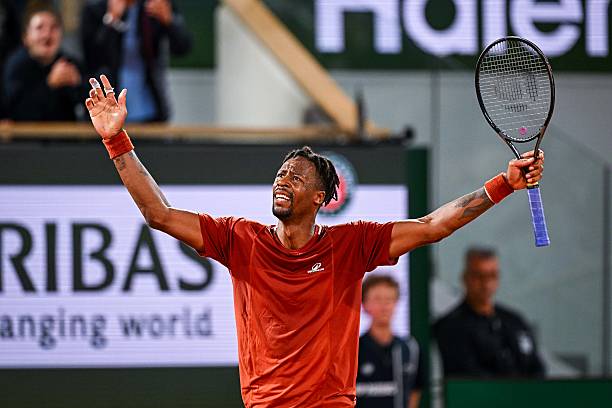 Ролан Гаррос. 38-летний Монфис, несмотря на травму, совершил невероятный камбэк, впервые отыгравшись с 0-2 по сетам на домашнем "мэйджоре"