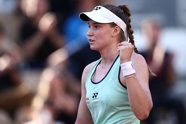 Ролан Гаррос. Рыбакина разгромила Остапенко на пути в четвертый круг