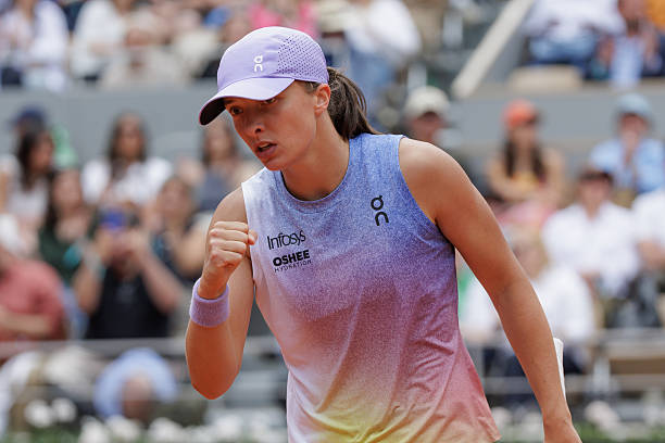 Ролан Гаррос. Действующая чемпионка Швёнтек обыграла Рыбакину и встретится со Свитолиной в четвертьфинале