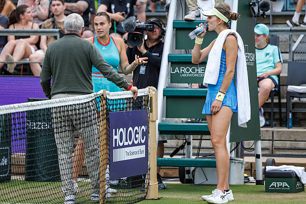 "Она просто проигрывает матч". Соболенко поспорила с судьей, после решения остановить ее поединок из-за состояния корта