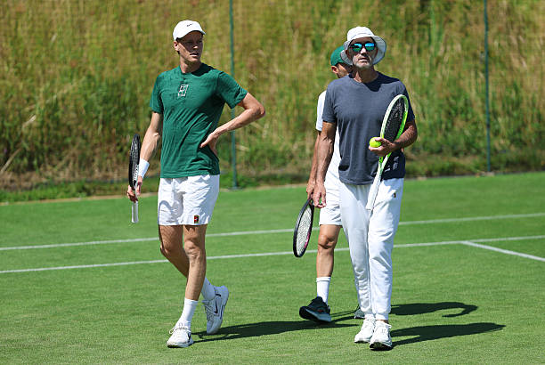 "Для него невозможно полностью отказаться от тренировок на день". Тренер Синнера прокомментировал его состояние перед полуфиналом Уимблдона