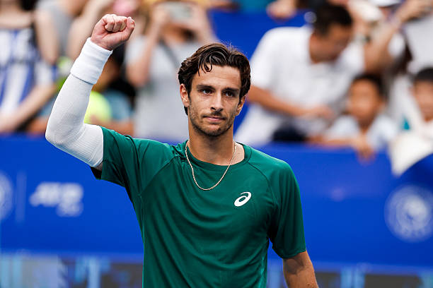 Чэнду. Музетти стартовал с трехсетовой победы против теннисиста из второй сотни рейтинга, действующий чемпион проиграл во втором круге