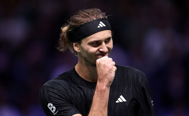 Париж. Зверев отыграл матчболы в противостоянии с Медведевым и сыграет против Синнера в полуфинале