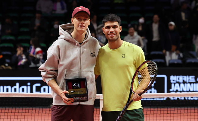 Алькарас победил Синнера в выставочном матче в Южной Корее