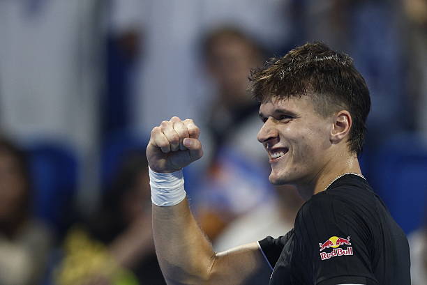 Доха. Меншик сенсационно победил Синнера, Алькарас в трех сетах справился с Хачановым