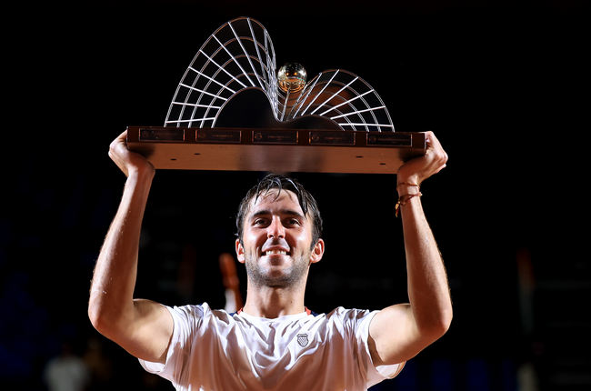 Рио-де-Жанейро. Этчверри провел семь часов на корте за день, отыграл матчбол и завоевал свой дебютный титул ATP